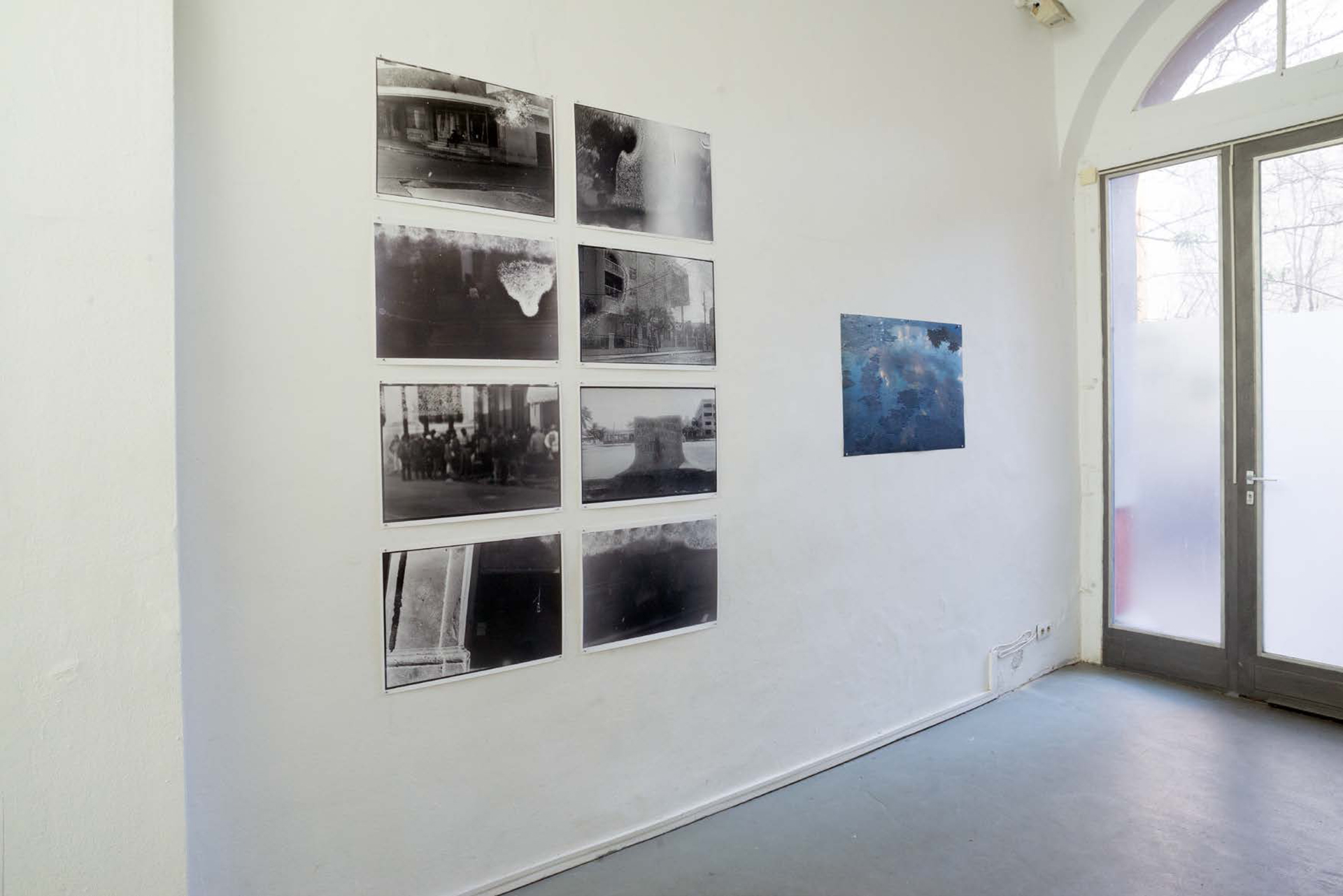 Ausstellungsansicht, Local Blindness, berlin-weekly.com, EMOP Berlin, 2025:
Links: Stein & Staub, 8 archivfeste Pigmentdrucke, jeweils 38 × 58 cm, 2023
Rechts: Broken Dreams, archivfester Pigmentdruck, 60 × 90 cm, 2024